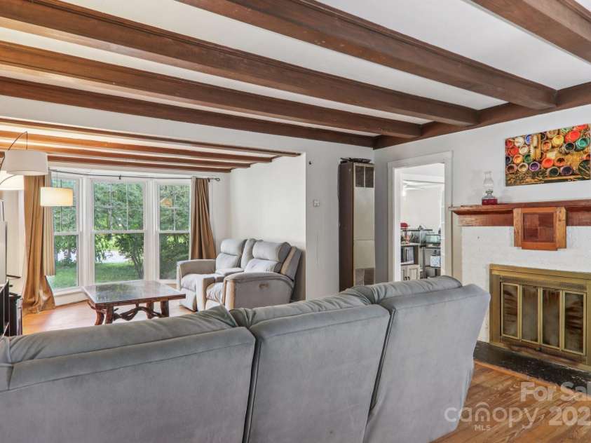 914 White Pine Drive, Hendersonville, NC 28739.  MLS# CAR4294611, YatesRealty ID 34160. Living Room