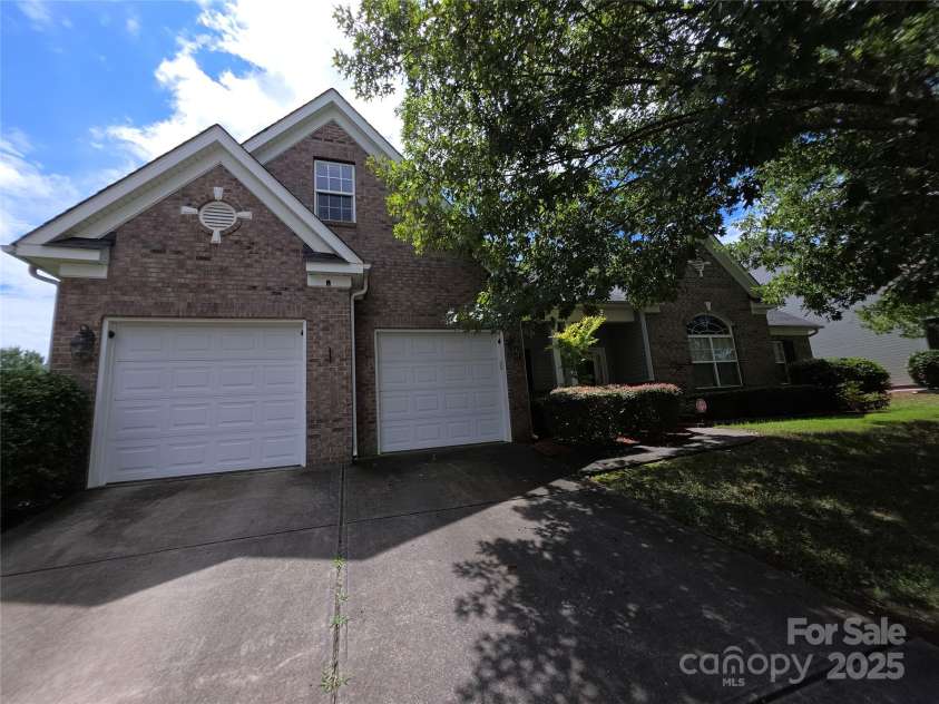 5933 Kirkwynd Commons Drive, Charlotte, NC 28278.  MLS# CAR4291416, YatesRealty ID 34162. Another front view