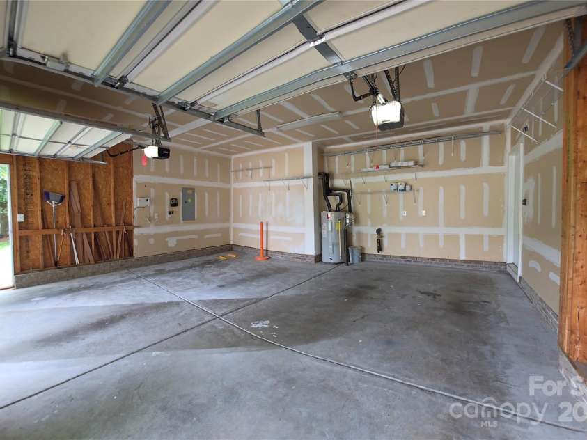 5933 Kirkwynd Commons Drive, Charlotte, NC 28278.  MLS# CAR4291416, YatesRealty ID 34162. Garage