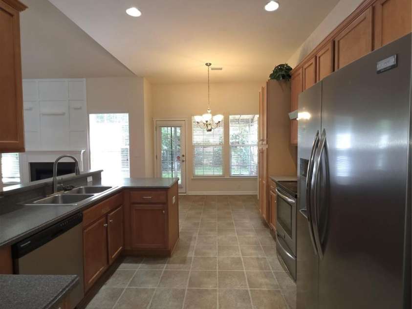 5933 Kirkwynd Commons Drive, Charlotte, NC 28278.  MLS# CAR4291416, YatesRealty ID 34162. Kitchen and breakfast area