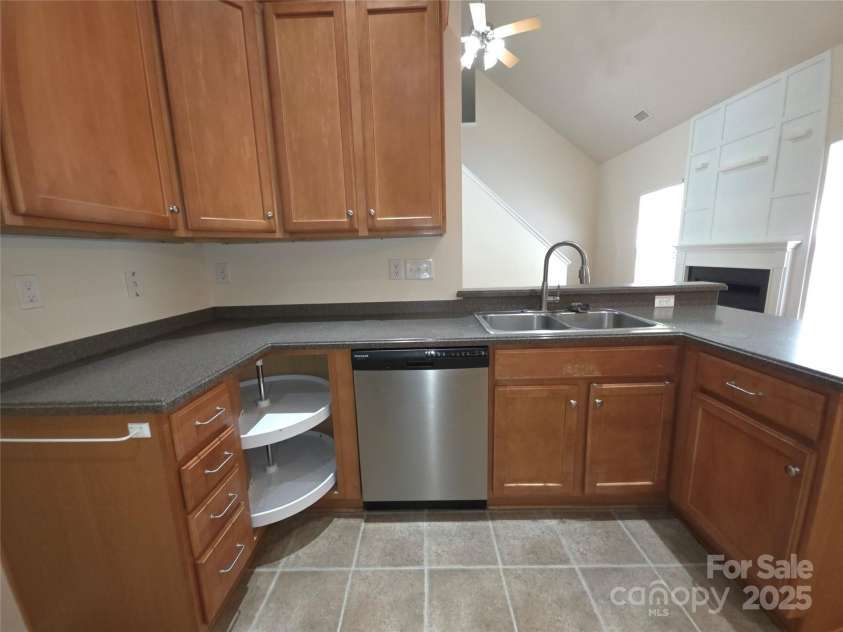 5933 Kirkwynd Commons Drive, Charlotte, NC 28278.  MLS# CAR4291416, YatesRealty ID 34162. Kitchen_view 2