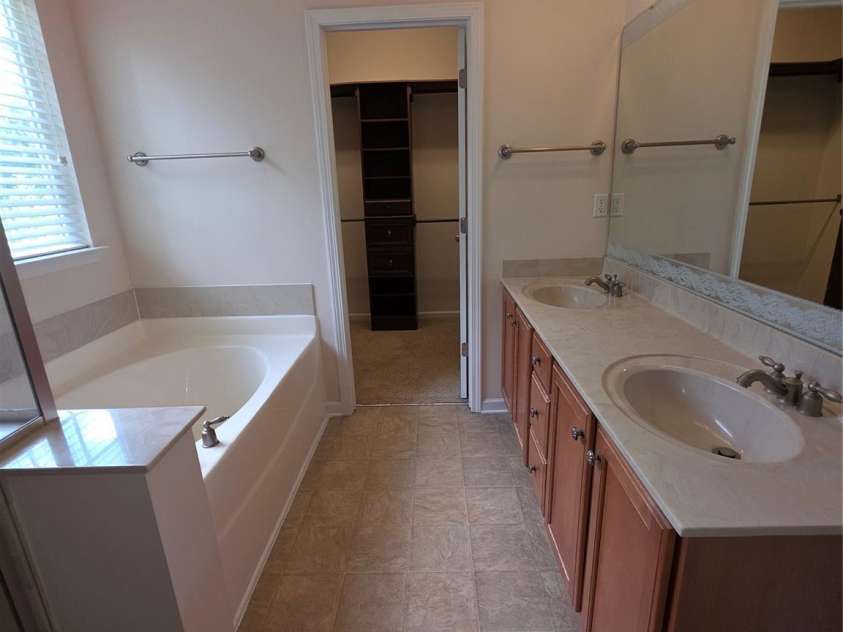 5933 Kirkwynd Commons Drive, Charlotte, NC 28278.  MLS# CAR4291416, YatesRealty ID 34162. Master bath_view 1