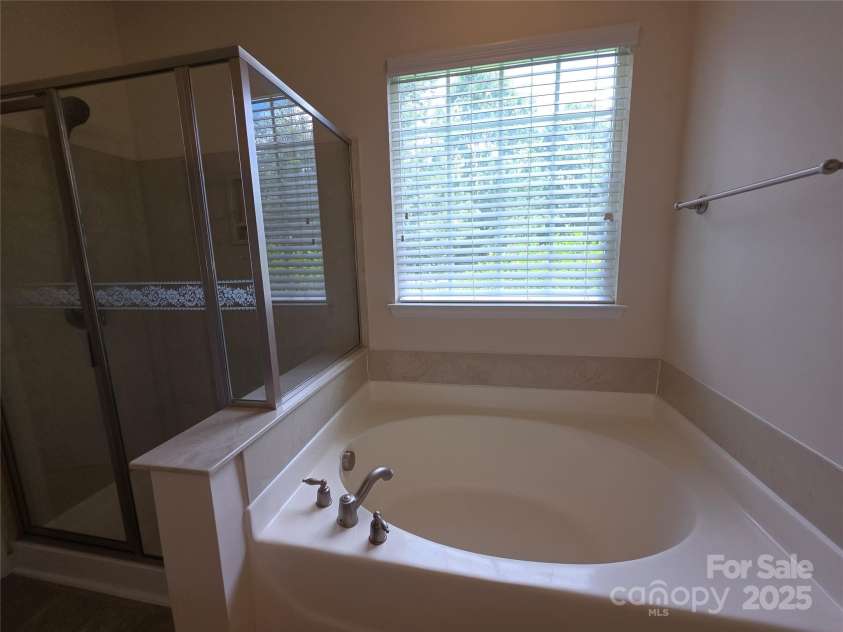 5933 Kirkwynd Commons Drive, Charlotte, NC 28278.  MLS# CAR4291416, YatesRealty ID 34162. Master bath_view 2