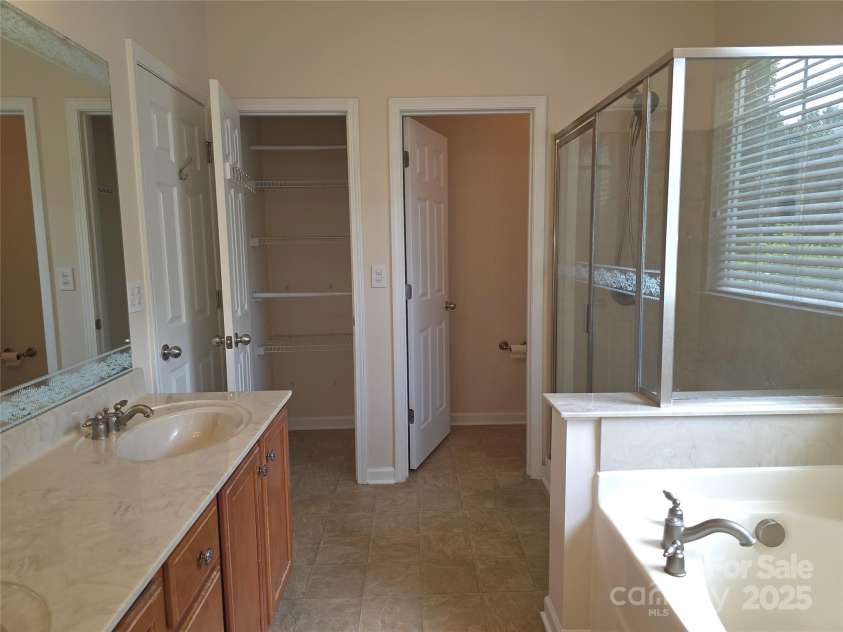 5933 Kirkwynd Commons Drive, Charlotte, NC 28278.  MLS# CAR4291416, YatesRealty ID 34162. Master bath_view 3