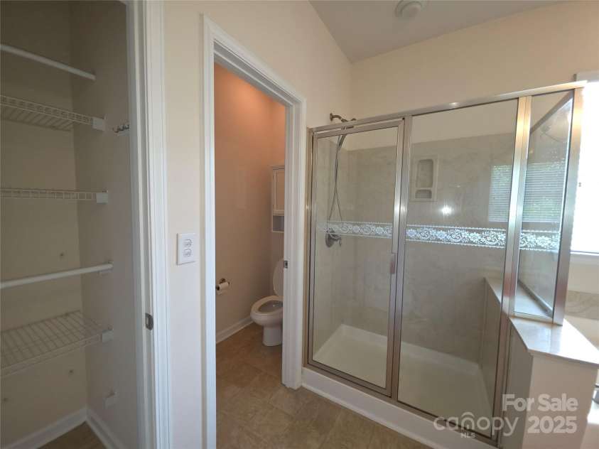 5933 Kirkwynd Commons Drive, Charlotte, NC 28278.  MLS# CAR4291416, YatesRealty ID 34162. Master bath_view 4
