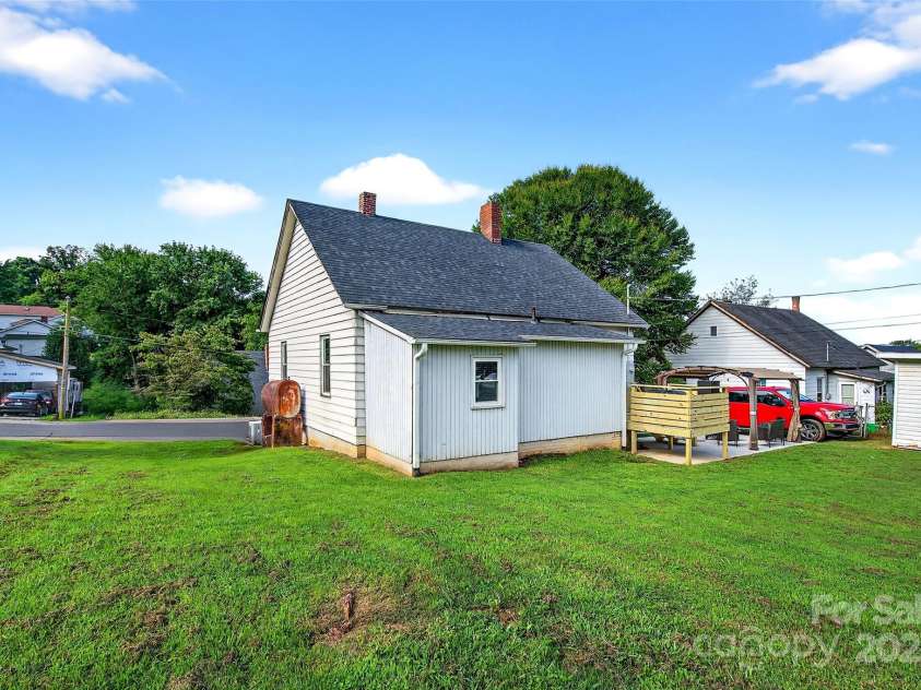 87 2nd Street, Marion, NC 28752.  MLS# CAR4291777, YatesRealty ID 34163. 