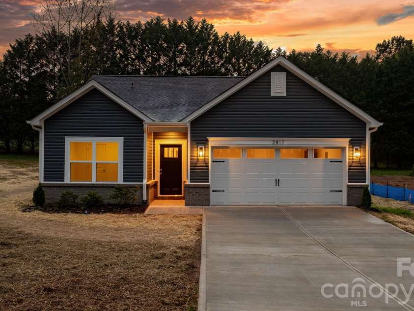 2817 17th Street Court, Hickory, NC 28601.  MLS# CAR4394137, YatesRealty ID 34164. 