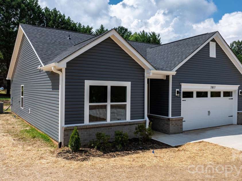 2817 17th Street Court, Hickory, NC 28601.  MLS# CAR4394137, YatesRealty ID 34164. 