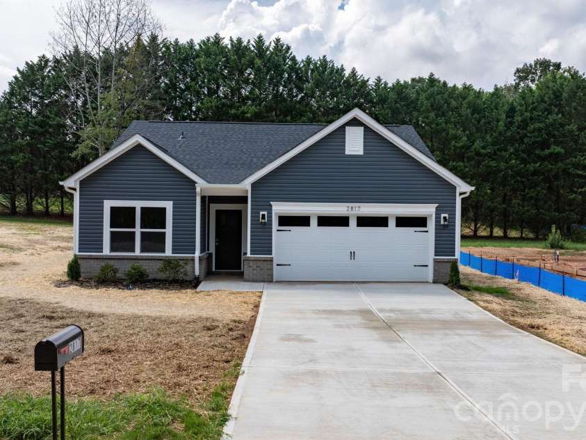 2817 17th Street Court, Hickory, NC 28601.  MLS# CAR4394137, YatesRealty ID 34164. 