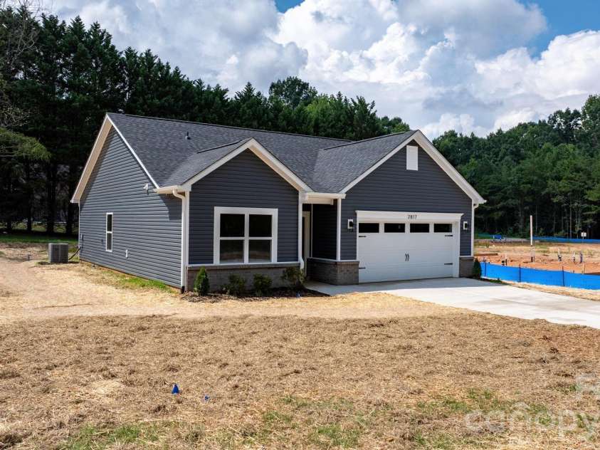 2817 17th Street Court, Hickory, NC 28601.  MLS# CAR4394137, YatesRealty ID 34164. 