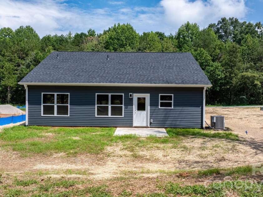 2817 17th Street Court, Hickory, NC 28601.  MLS# CAR4394137, YatesRealty ID 34164. 