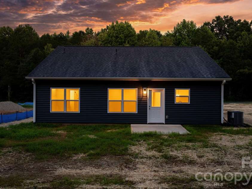 2817 17th Street Court, Hickory, NC 28601.  MLS# CAR4394137, YatesRealty ID 34164. 