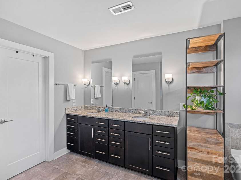 1910 Seegars Place, Charlotte, NC 28204.  MLS# CAR4292964, YatesRealty ID 34165. 
