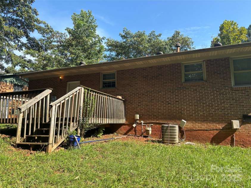 2313 Longleaf Drive, Charlotte, NC 28210.  MLS# CAR4293413, YatesRealty ID 34166. 