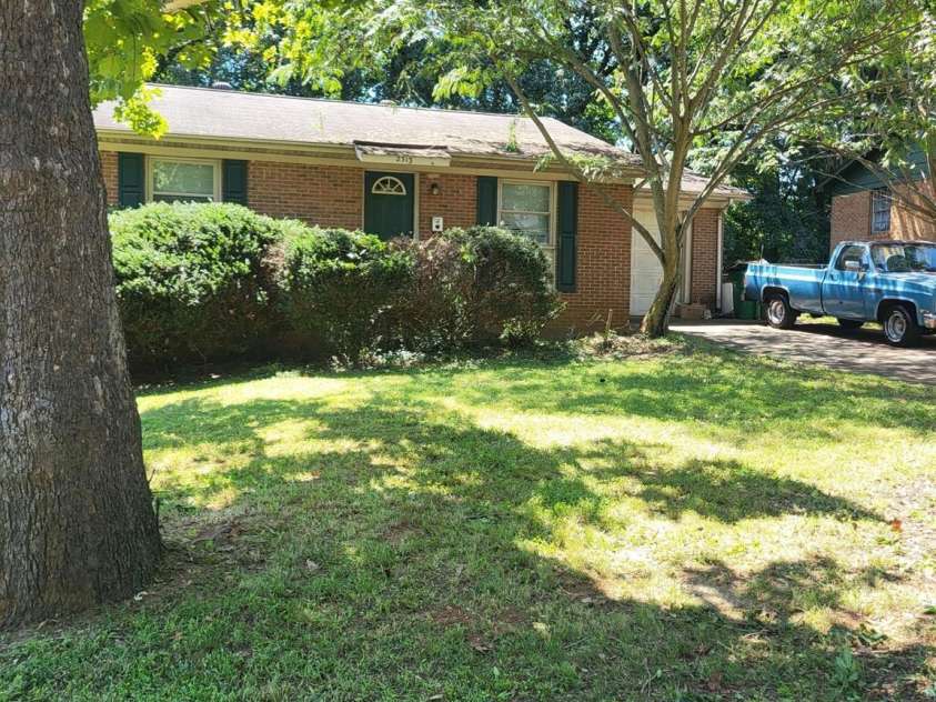 2313 Longleaf Drive, Charlotte, NC 28210.  MLS# CAR4293413, YatesRealty ID 34166. 
