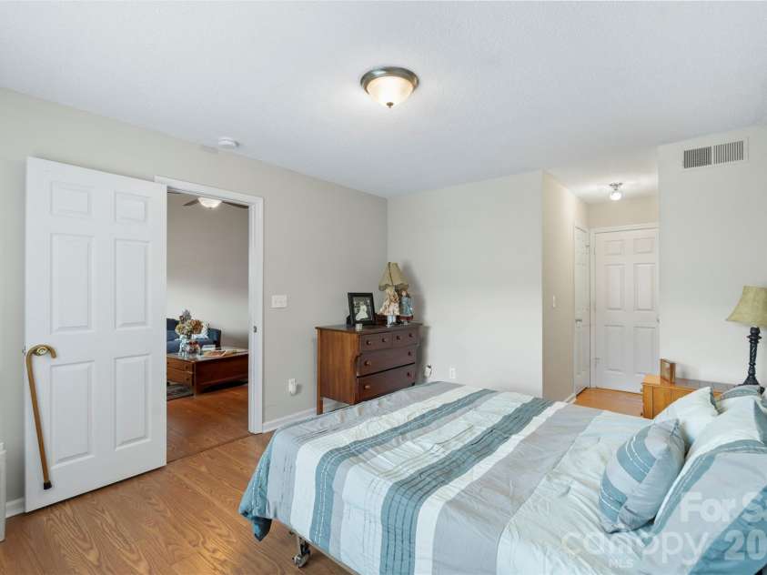 9005 Four Mile Creek Road, Charlotte, NC 28277.  MLS# CAR4387047, YatesRealty ID 34168. 