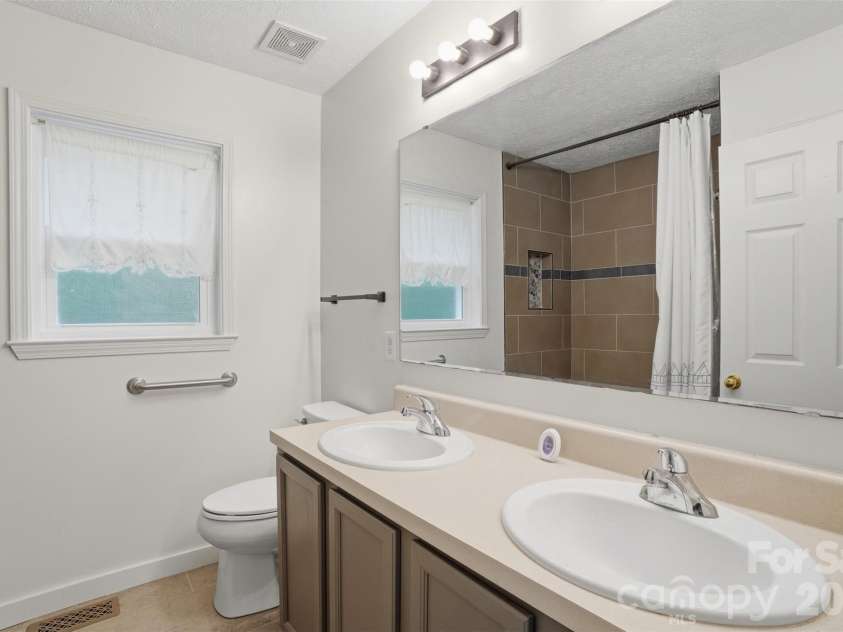 121 Oak Street, Belmont, NC 28012.  MLS# CAR4395988, YatesRealty ID 34171. 