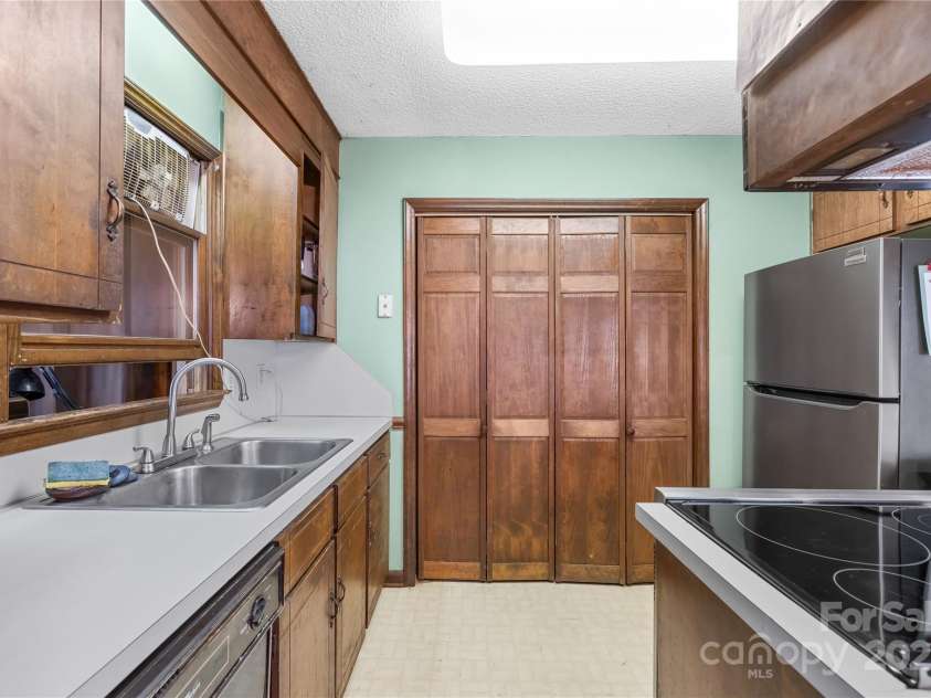 1424 Majestic Forest Lane, Waxhaw, NC 28173.  MLS# CAR4295778, YatesRealty ID 34176. 