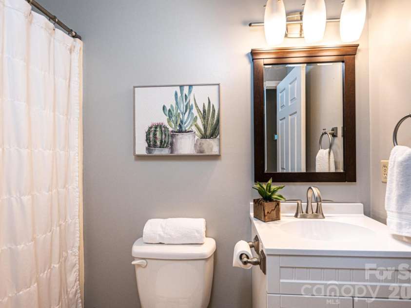 4158 Arrowhead Drive, Hickory, NC 28601.  MLS# CAR4394380, YatesRealty ID 34176. 2nd bathroom in hallway