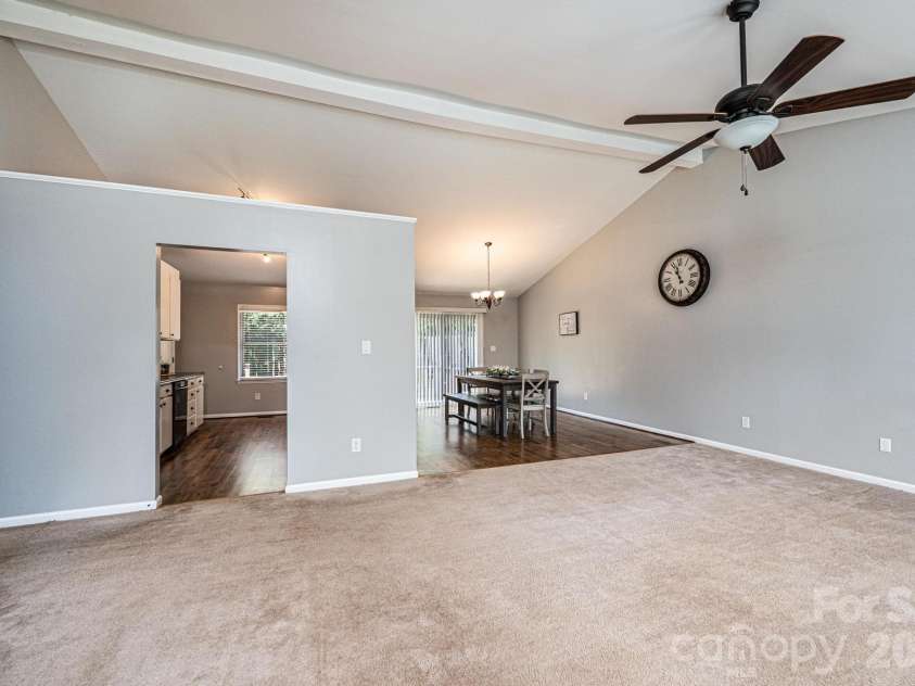 4158 Arrowhead Drive, Hickory, NC 28601.  MLS# CAR4394380, YatesRealty ID 34176. 
