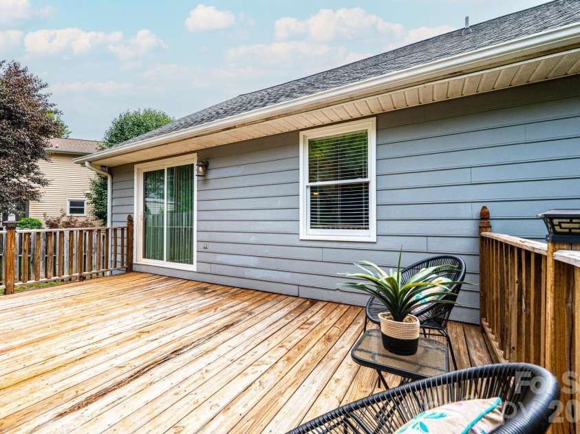 4158 Arrowhead Drive, Hickory, NC 28601.  MLS# CAR4394380, YatesRealty ID 34176. Back deck