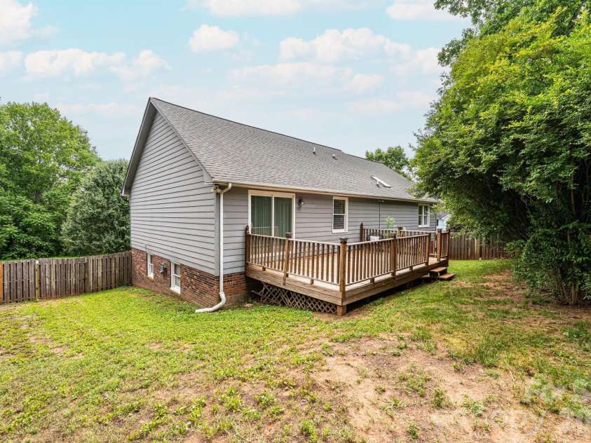 4158 Arrowhead Drive, Hickory, NC 28601.  MLS# CAR4394380, YatesRealty ID 34176. Back fenced yard