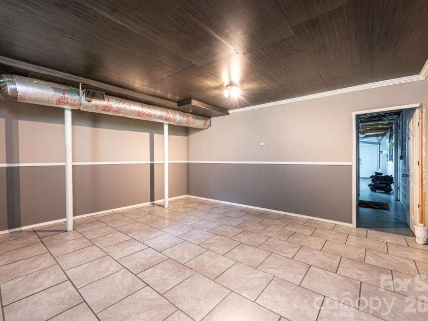 4158 Arrowhead Drive, Hickory, NC 28601.  MLS# CAR4394380, YatesRealty ID 34176. Bonus room in basement