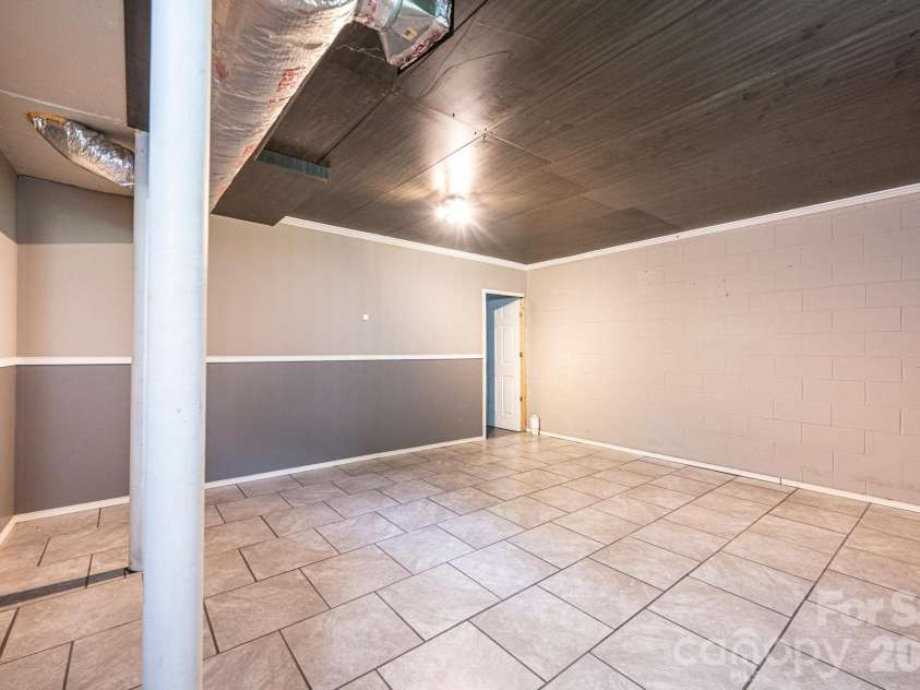 4158 Arrowhead Drive, Hickory, NC 28601.  MLS# CAR4394380, YatesRealty ID 34176. Bonus room in basement