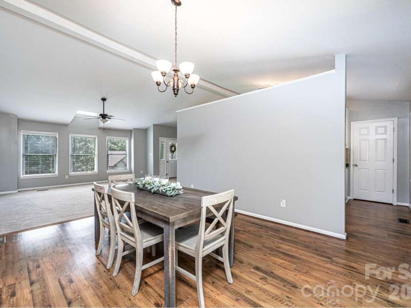 4158 Arrowhead Drive, Hickory, NC 28601.  MLS# CAR4394380, YatesRealty ID 34176. Dining area