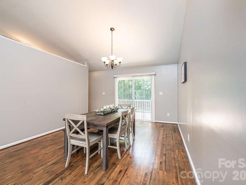 4158 Arrowhead Drive, Hickory, NC 28601.  MLS# CAR4394380, YatesRealty ID 34176. Dining room