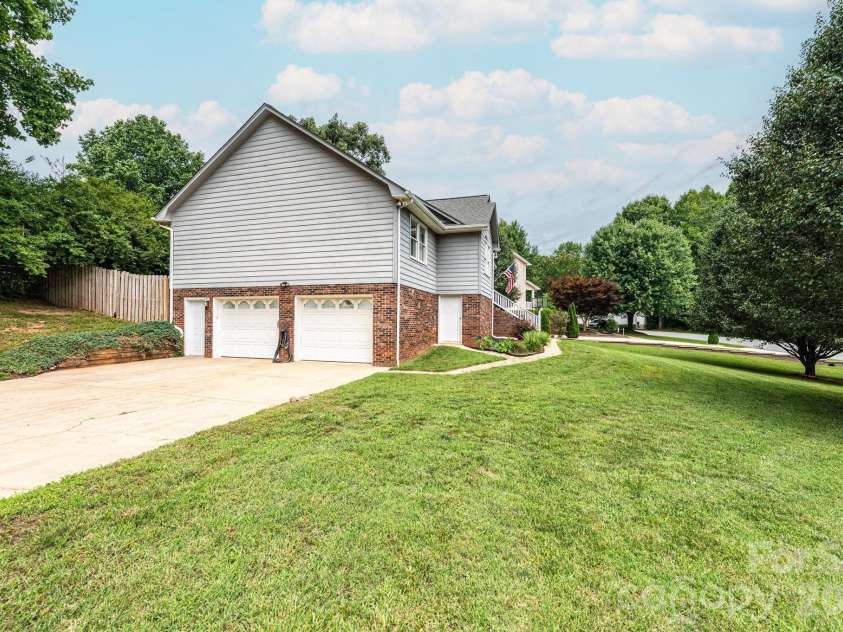 4158 Arrowhead Drive, Hickory, NC 28601.  MLS# CAR4394380, YatesRealty ID 34176. Double garage and garage/basement access door.