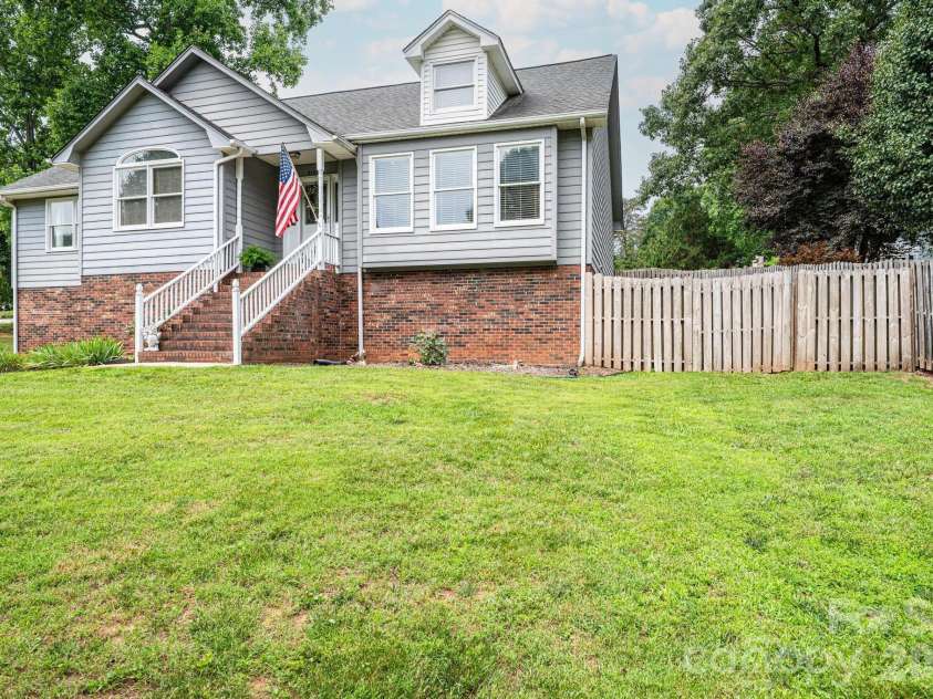 4158 Arrowhead Drive, Hickory, NC 28601.  MLS# CAR4394380, YatesRealty ID 34176. Front