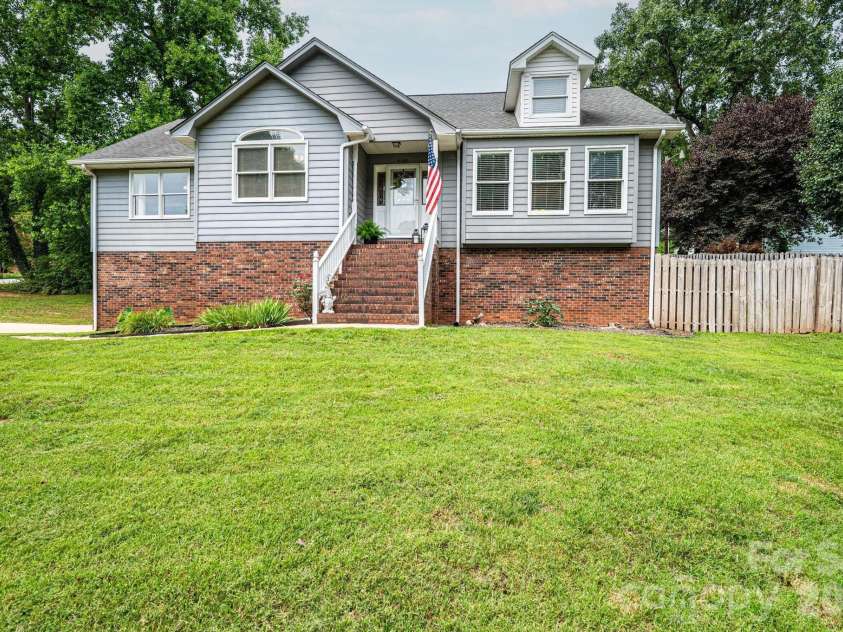 4158 Arrowhead Drive, Hickory, NC 28601.  MLS# CAR4394380, YatesRealty ID 34176. Front of home