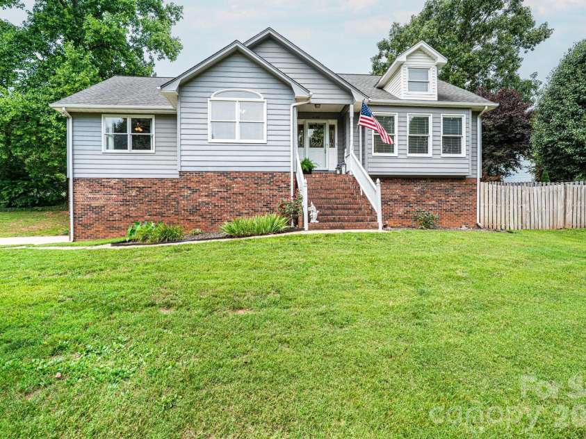 4158 Arrowhead Drive, Hickory, NC 28601.  MLS# CAR4394380, YatesRealty ID 34176. Front view