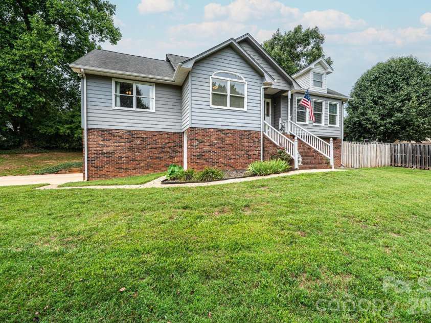 4158 Arrowhead Drive, Hickory, NC 28601.  MLS# CAR4394380, YatesRealty ID 34176. Front view