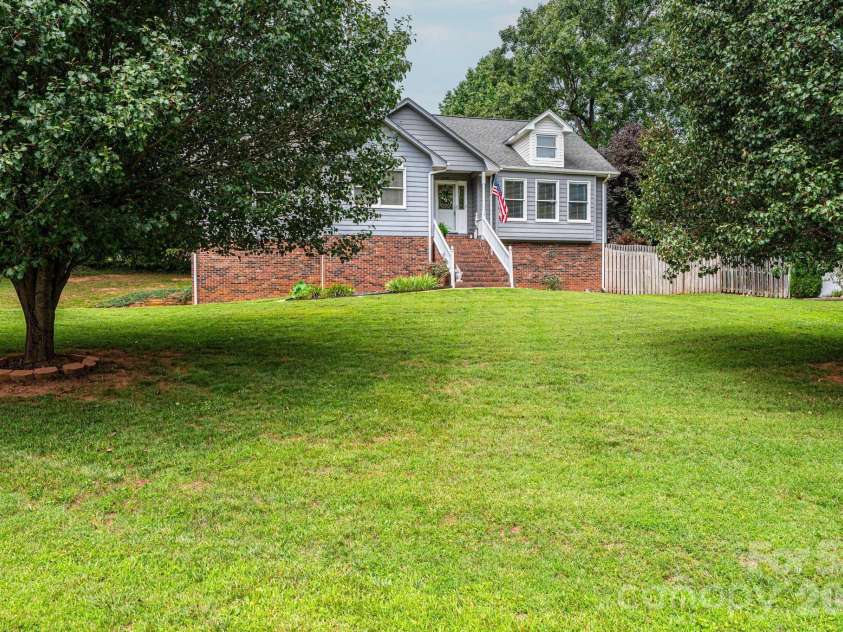 4158 Arrowhead Drive, Hickory, NC 28601.  MLS# CAR4394380, YatesRealty ID 34176. Front view, large front yard