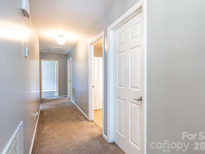 4158 Arrowhead Drive, Hickory, NC 28601.  MLS# CAR4394380, YatesRealty ID 34176. Hallway