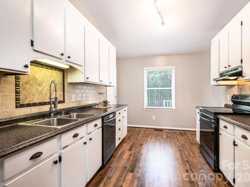 4158 Arrowhead Drive, Hickory, NC 28601.  MLS# CAR4394380, YatesRealty ID 34176. Kitchen