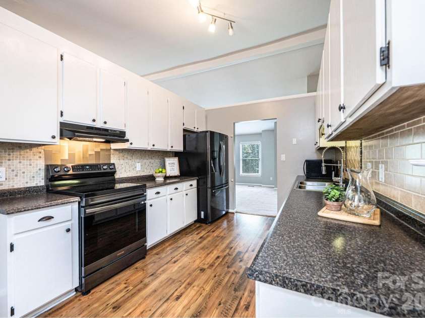 4158 Arrowhead Drive, Hickory, NC 28601.  MLS# CAR4394380, YatesRealty ID 34176. Kitchen
