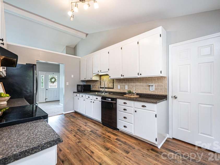4158 Arrowhead Drive, Hickory, NC 28601.  MLS# CAR4394380, YatesRealty ID 34176. Kitchen