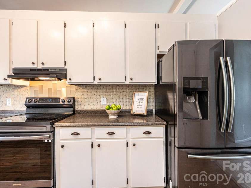 4158 Arrowhead Drive, Hickory, NC 28601.  MLS# CAR4394380, YatesRealty ID 34176. Kitchen