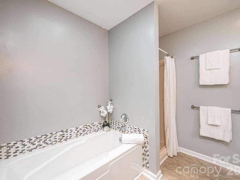 4158 Arrowhead Drive, Hickory, NC 28601.  MLS# CAR4394380, YatesRealty ID 34176. Primary bath