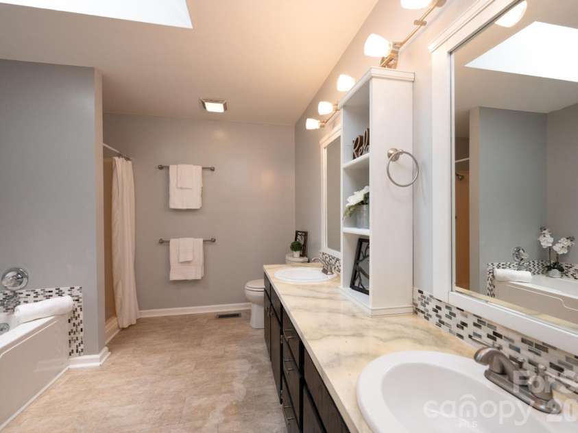 4158 Arrowhead Drive, Hickory, NC 28601.  MLS# CAR4394380, YatesRealty ID 34176. Primary bath