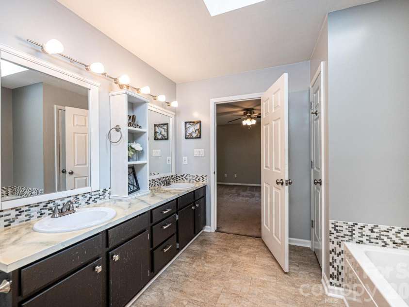 4158 Arrowhead Drive, Hickory, NC 28601.  MLS# CAR4394380, YatesRealty ID 34176. Primary bath