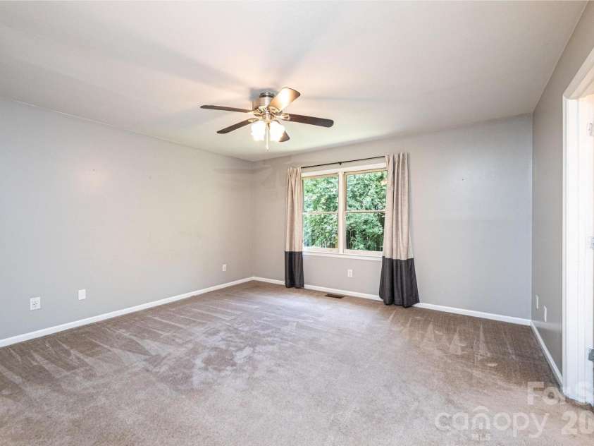 4158 Arrowhead Drive, Hickory, NC 28601.  MLS# CAR4394380, YatesRealty ID 34176. Primary bedroom