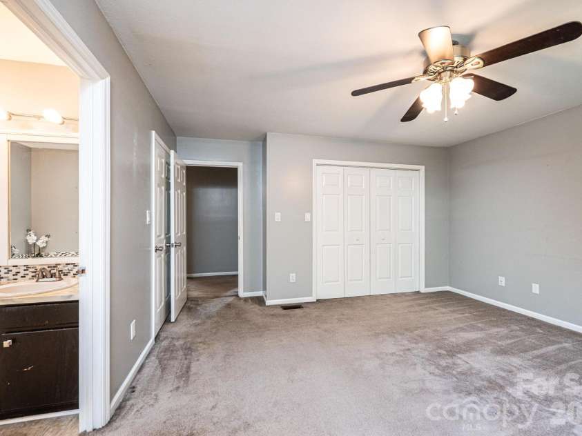 4158 Arrowhead Drive, Hickory, NC 28601.  MLS# CAR4394380, YatesRealty ID 34176. Primary bedroom