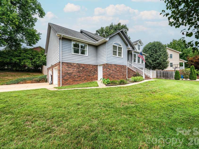 4158 Arrowhead Drive, Hickory, NC 28601.  MLS# CAR4394380, YatesRealty ID 34176. Side view of driveway and double garage