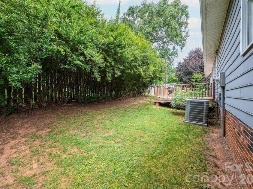 4158 Arrowhead Drive, Hickory, NC 28601.  MLS# CAR4394380, YatesRealty ID 34176. Side yard
