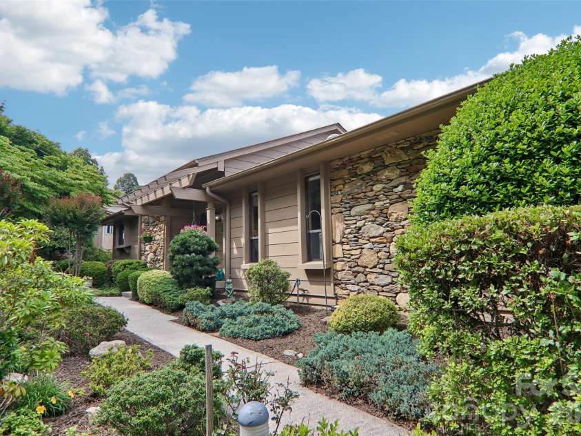 138 Woodbridge Drive, Hendersonville, NC 28739.  MLS# CAR4391133, YatesRealty ID 34178. 