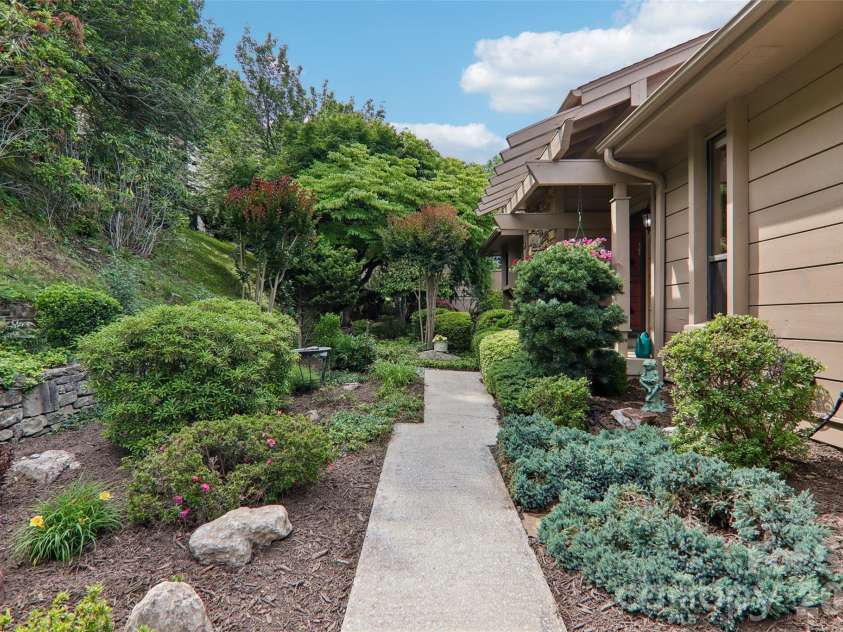 138 Woodbridge Drive, Hendersonville, NC 28739.  MLS# CAR4391133, YatesRealty ID 34178. 